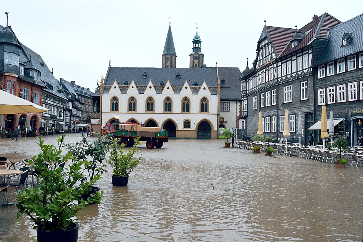 Solch ein Szenario auf dem Goslarer Marktplatz soll sich mithilfe des digitalen Hochwasserfrühwarnsystems nicht wiederholen