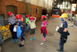 Als Feuerwächter unterwegs -In der Kaue konnten sich die Kinder den Helm aussuchen