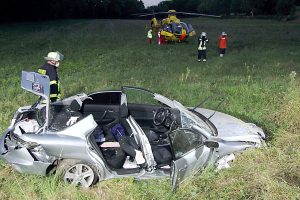 Unfall zwischen Weddingen und Beuchte - Der Unfallwagen wurde total beschädigt