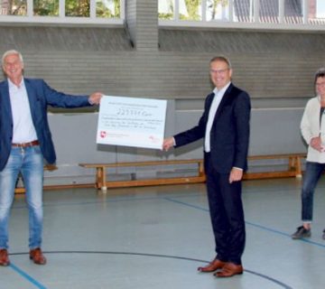 Scheckübergabe in der Turnhalle