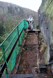 Treppenerneuerung auf der Adlerklippe - Abriss der maroden Treppe