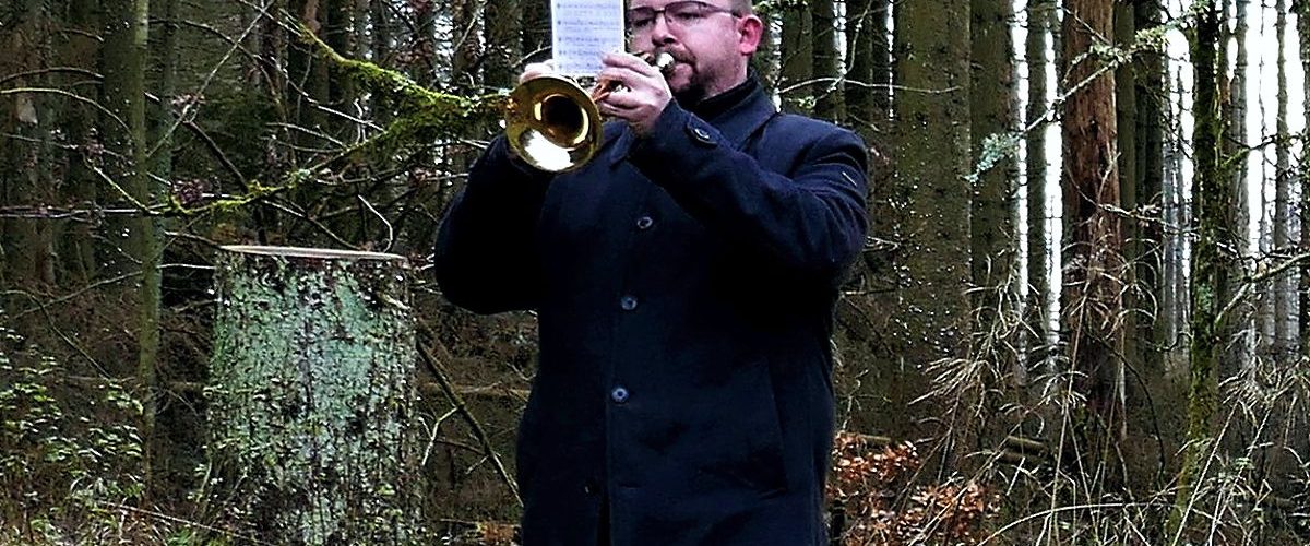 Gedenken und Kranzniederlegung auf der Kriegsgräberstätte Oderbrück - Jobst-Alexander Dreß bläst auf seiner Trompete das Lied „Ich hat´einen Kameraden“
