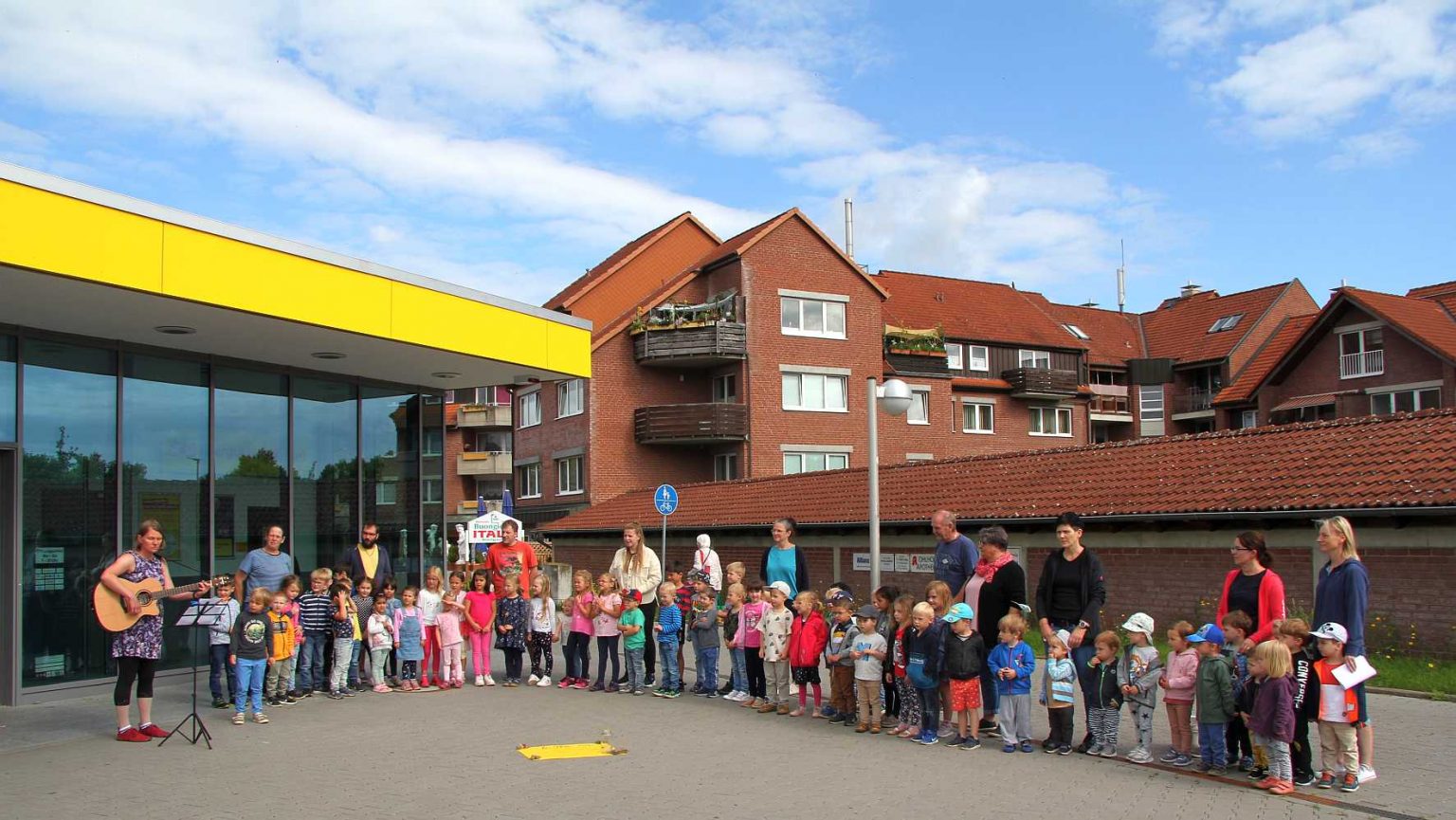Kinder des Kindergarten Max & Moritz aus Ohlhof singen und sammeln