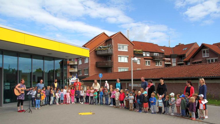 Kinder des Kindergarten Max & Moritz aus Ohlhof singen und sammeln
