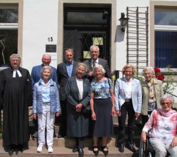 Vorne: Edith Wittenberg, 80 (geb. Paul). Erste Reihe von li: Pfarrer Johann Böhm, Margarete Kaese ,70 ; Ilsabe Fließbach ,70, (geb. von Zitzewitz), Emilie Barnick, 70 (geb. Fürstenberg); Margrit Michaelis Braun 75 ; Rosemarie Mechnik 75 (geb. Brandes). Hinten von li: Hermann Fuhst 70, Willi Döpelheuer 70. Heinz- Georg Krohne , 70.