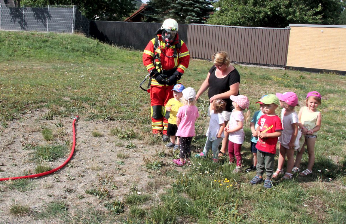 Feuerwehr besuchte Kindergarten