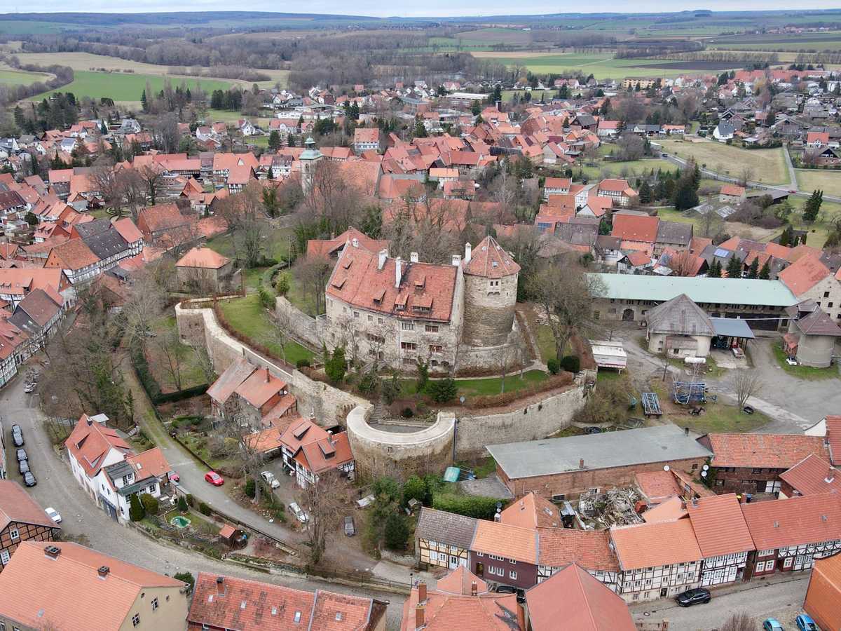 https://upload.wikimedia.org/wikipedia/commons/thumb/d/de/Hornburg_Castle.jpg/268px-Hornburg_Castle.jpg